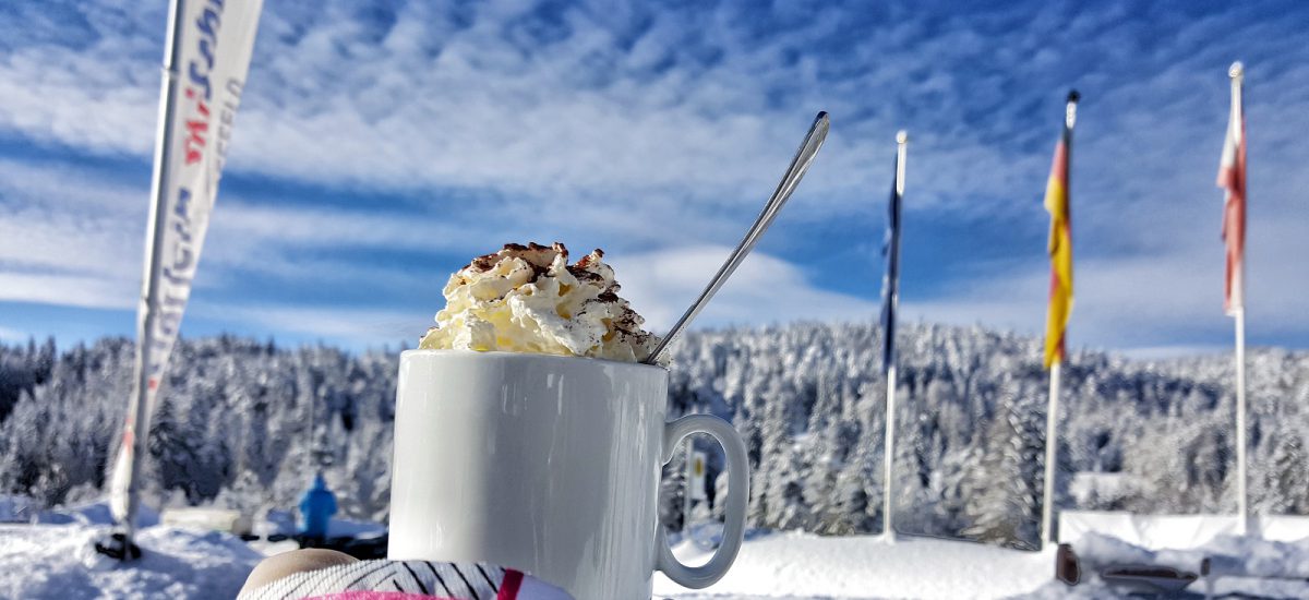 Co pić zimą w Alpach?  5 najpopularniejszych gorących napojów „z prądem”