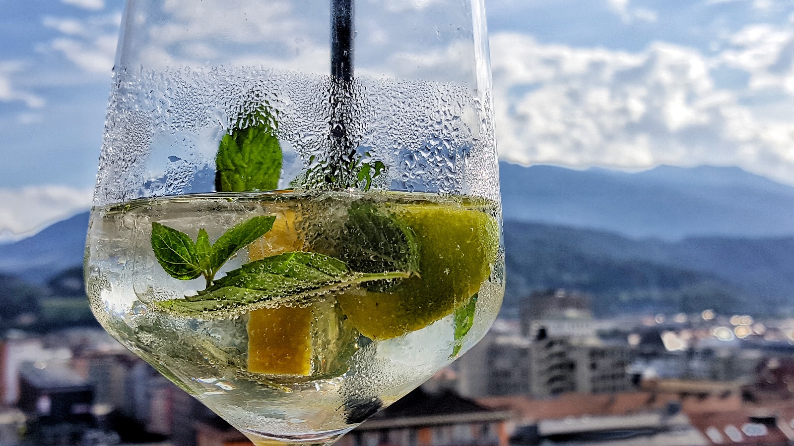 Co pić w Austrii latem?  5 najbardziej orzeźwiających drinków z alko i bez